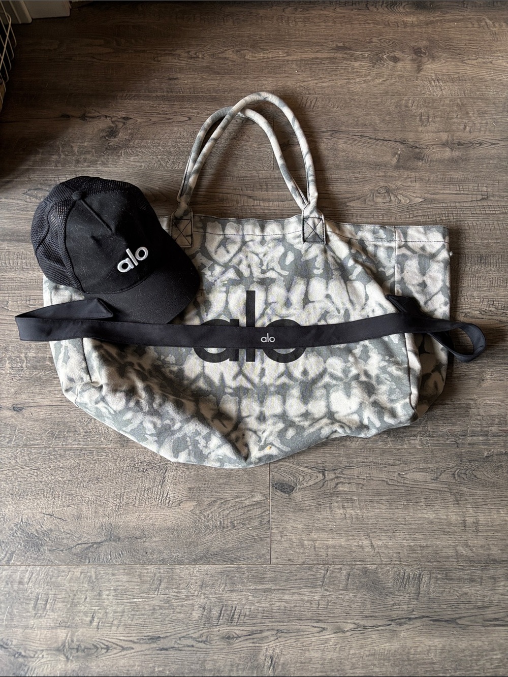 ALO Yoga women’s Black Cap and Gray Patterned Tote Set and head tie